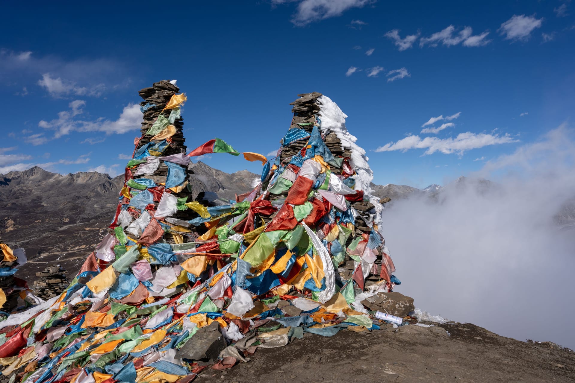 Gebetsfahnen und Müll am Mount Everest: Der höchste Berg der Erde wird durch die vielen Touristen mitunter stark verschmutzt.