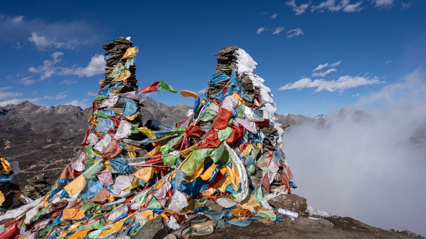 Gebetsfahnen und Müll am Mount Everest: Der höchste Berg der Erde wird durch die vielen Touristen mitunter stark verschmutzt.