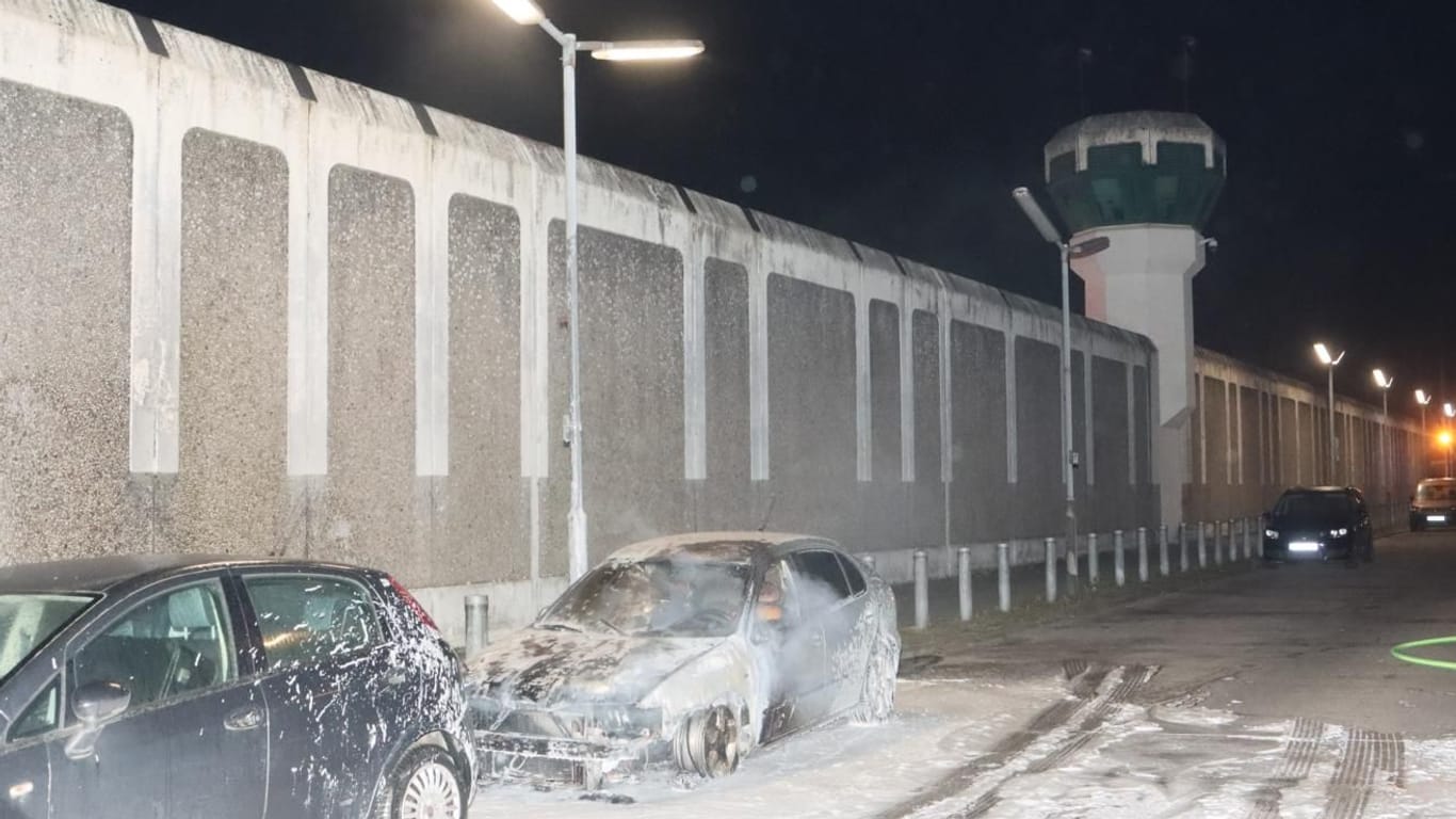 Autos vor der JVA: An zwei Gefängnissen brannten am späten Mittwochabend Pkw.