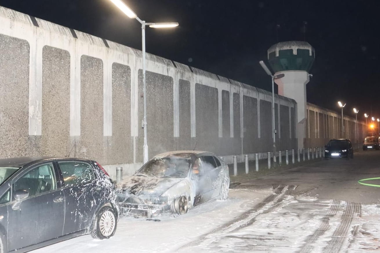 Autos vor der JVA: An zwei Gefängnissen brannten am späten Mittwochabend Pkw.