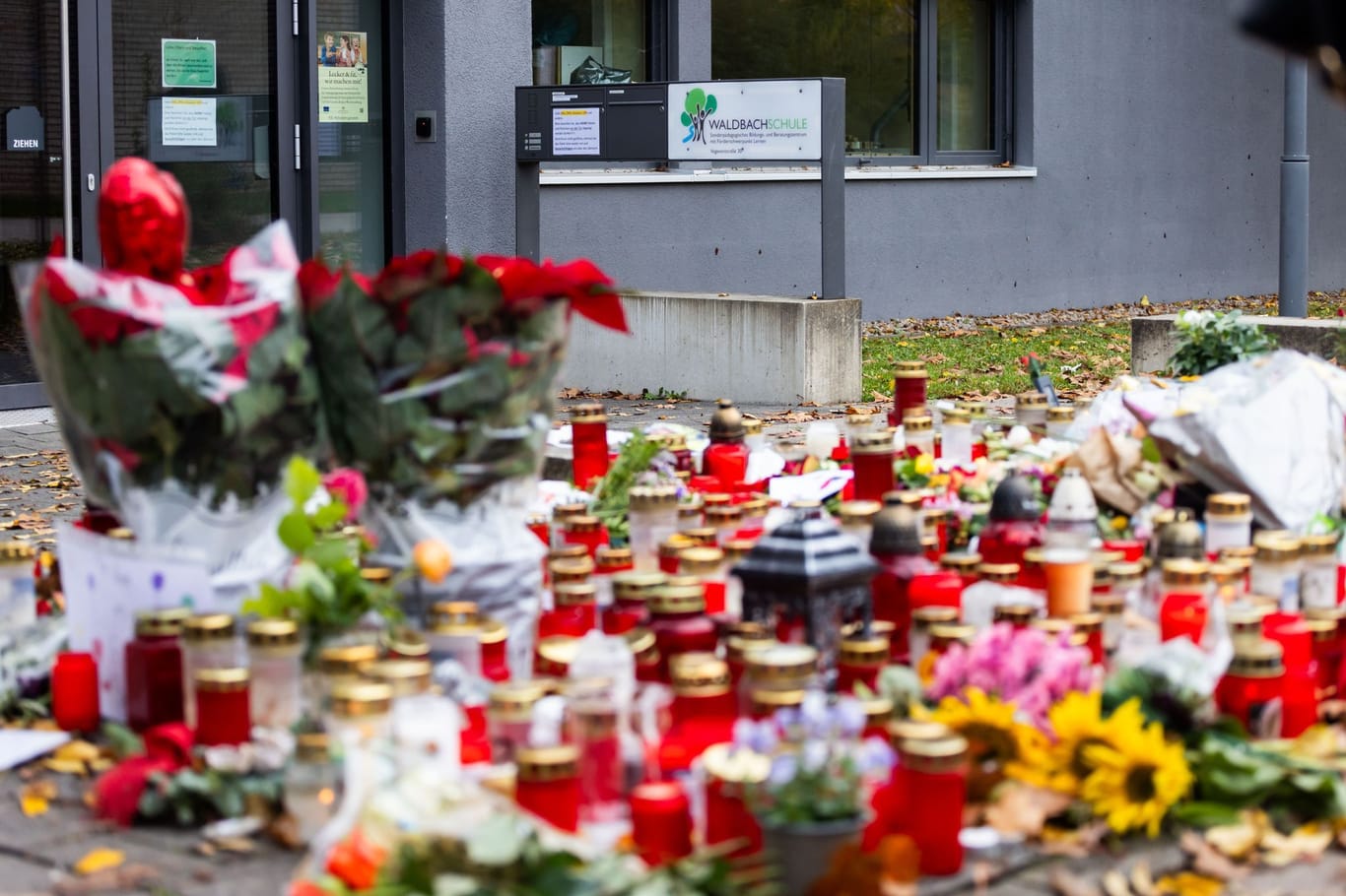 In Offenburg liegen Kerzen und Blumen liegen vor dem Eingang der Waldbachschule (Archivbild): Hier ereignete sich die tödliche Attacke eines Jugendlichen auf einen Mitschüler am 09.11.2023.