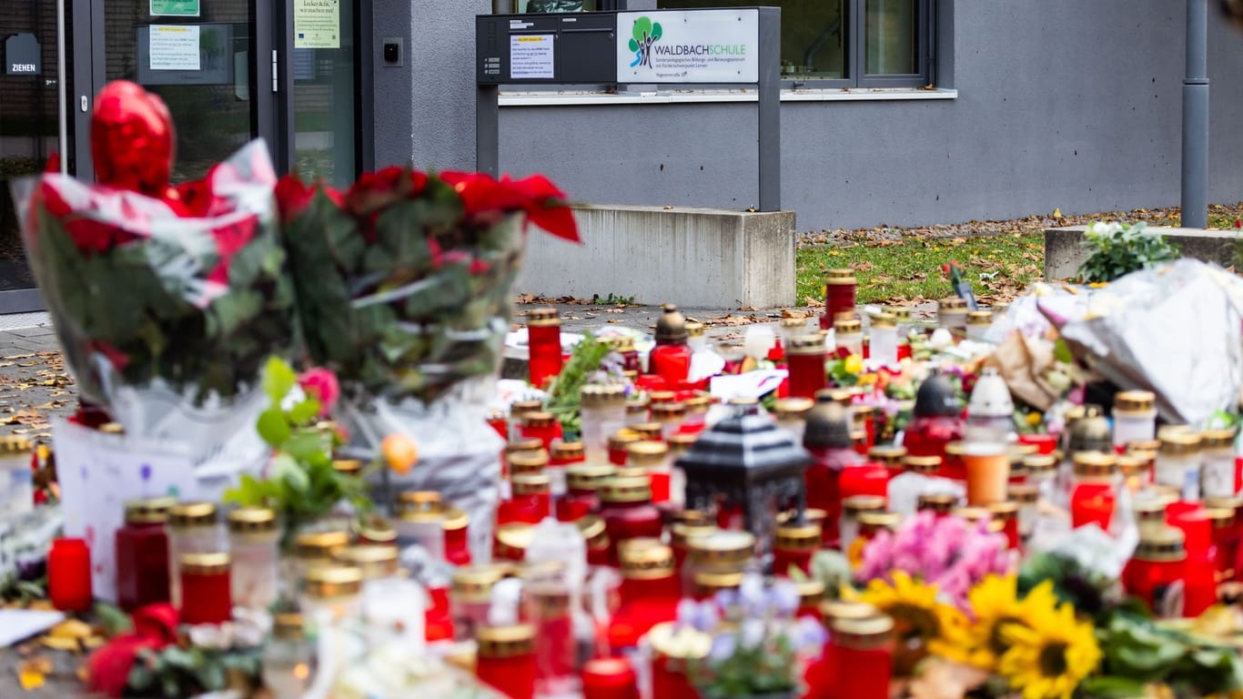 In Offenburg liegen Kerzen und Blumen liegen vor dem Eingang der Waldbachschule (Archivbild): Hier ereignete sich die tödliche Attacke eines Jugendlichen auf einen Mitschüler am 09.11.2023.