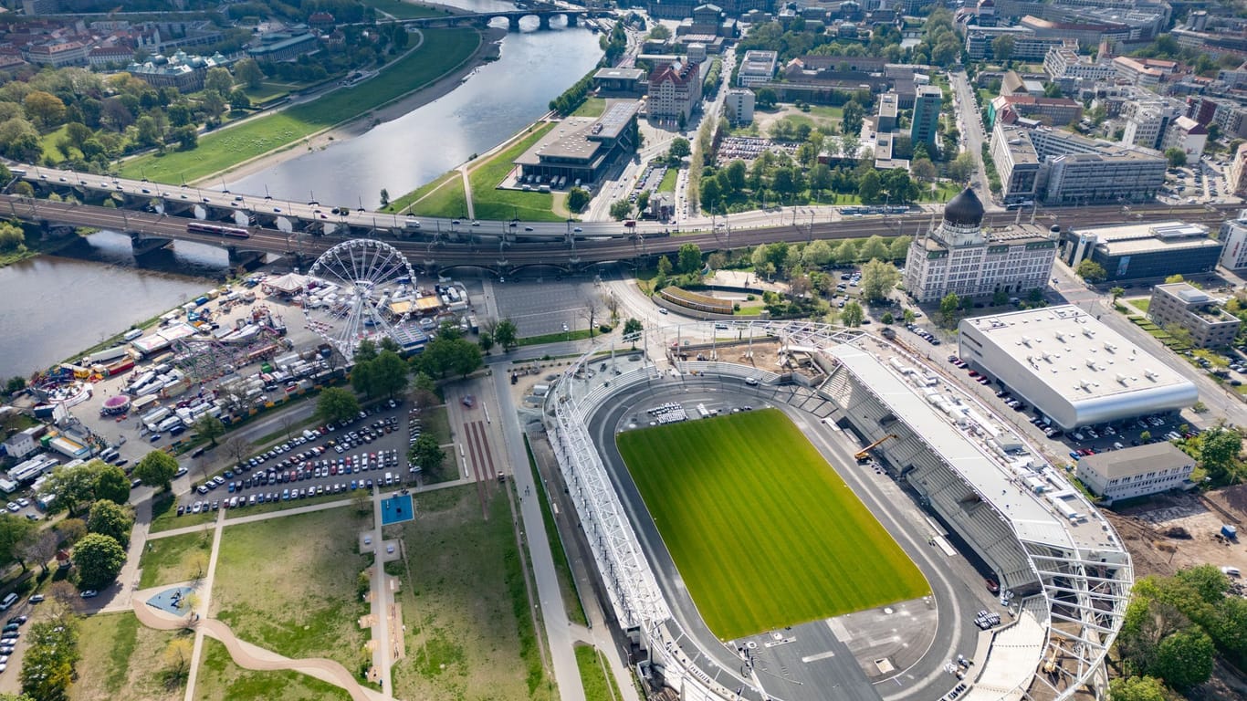 Sonne scheint auf die Baustelle des Heinz-Steyer-Stadions im Sportpark Ostra nahe der Altstadt an der Elbe.
