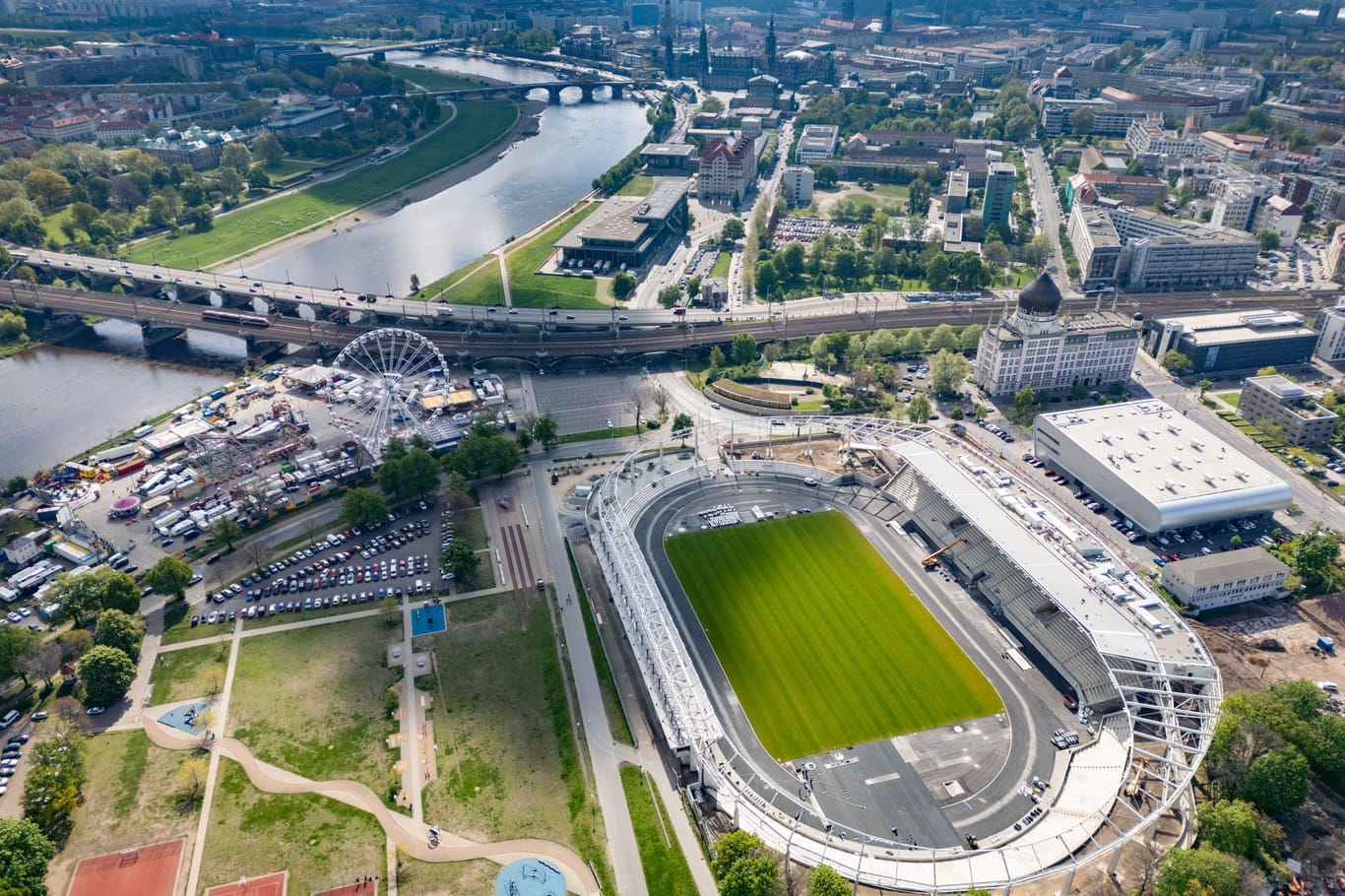 Sonne scheint auf die Baustelle des Heinz-Steyer-Stadions im Sportpark Ostra nahe der Altstadt an der Elbe.