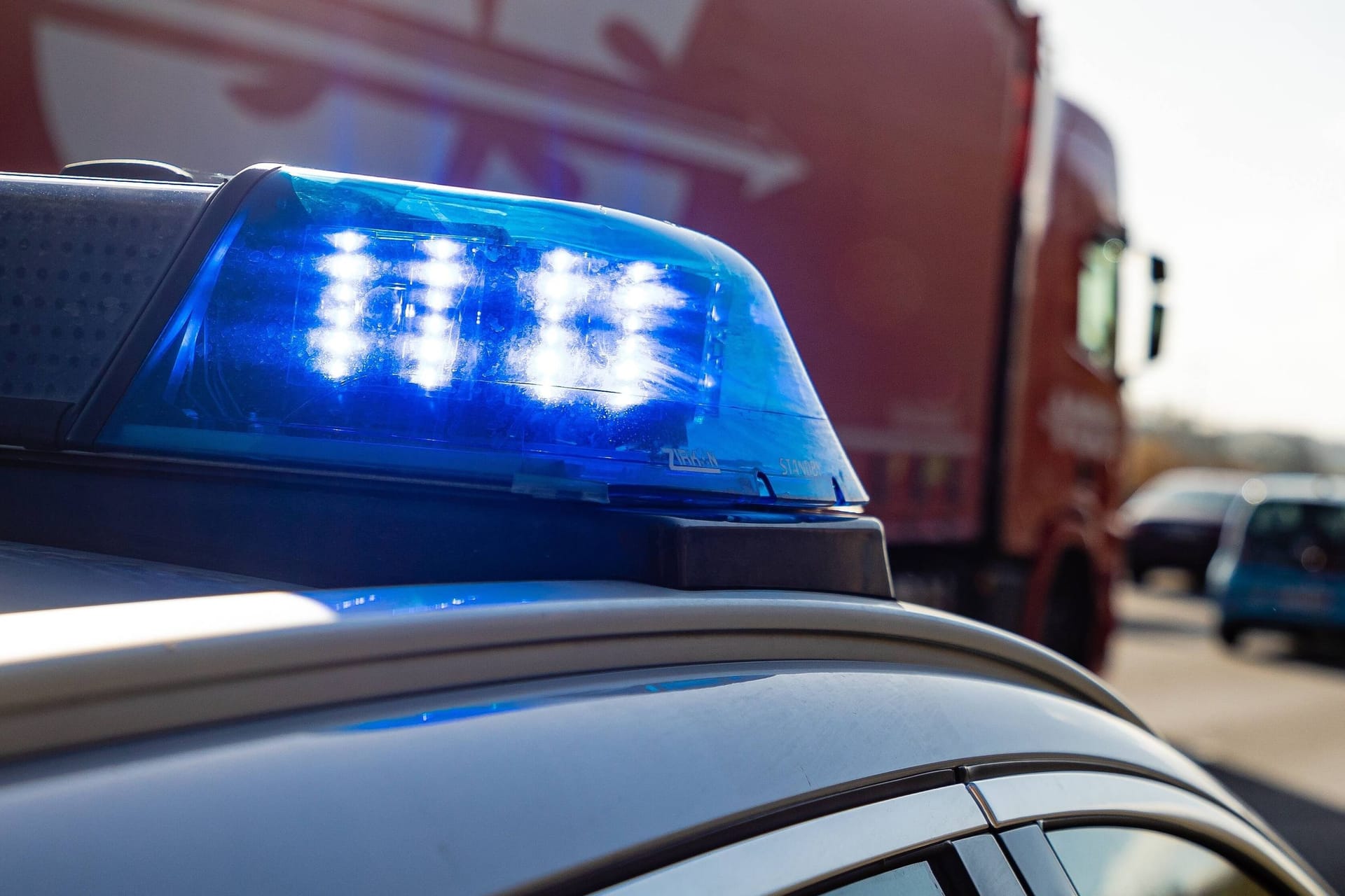 Polizei auf der Autobahn (Symbolbild): Mehrere Autos waren involviert.