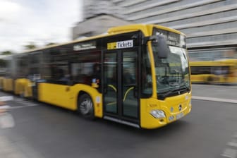 15.09.2022, Berlin: Ein Bus der Berliner Verkehrsbetriebe (BVG) fährt am Zoologischen Garten vorbei.