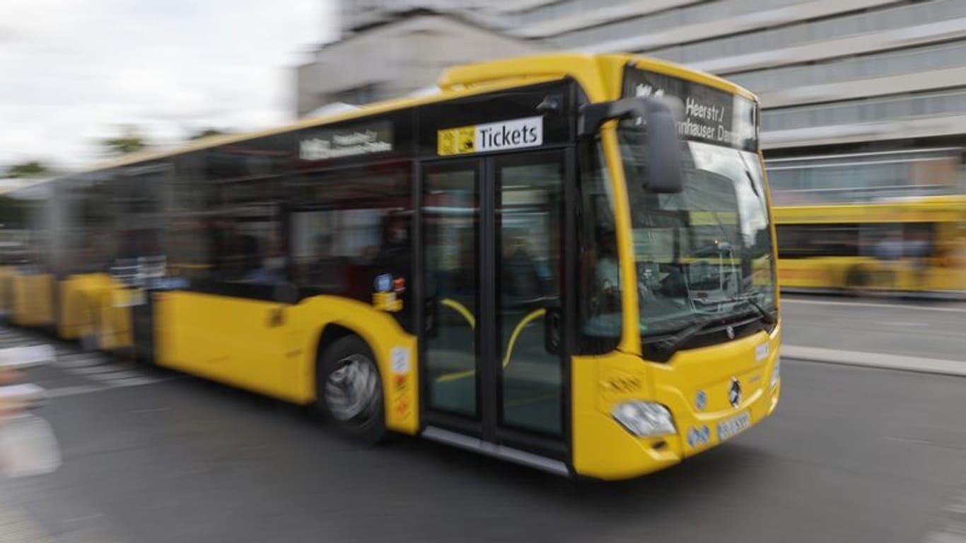 15.09.2022, Berlin: Ein Bus der Berliner Verkehrsbetriebe (BVG) fährt am Zoologischen Garten vorbei.