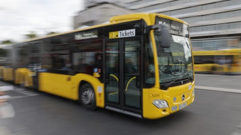 15.09.2022, Berlin: Ein Bus der Berliner Verkehrsbetriebe (BVG) fährt am Zoologischen Garten vorbei. 15.09.2022, Berlin: Ein Bus der Berliner Verkehrsbetriebe (BVG) fährt am Zoologischen Garten vorbei.