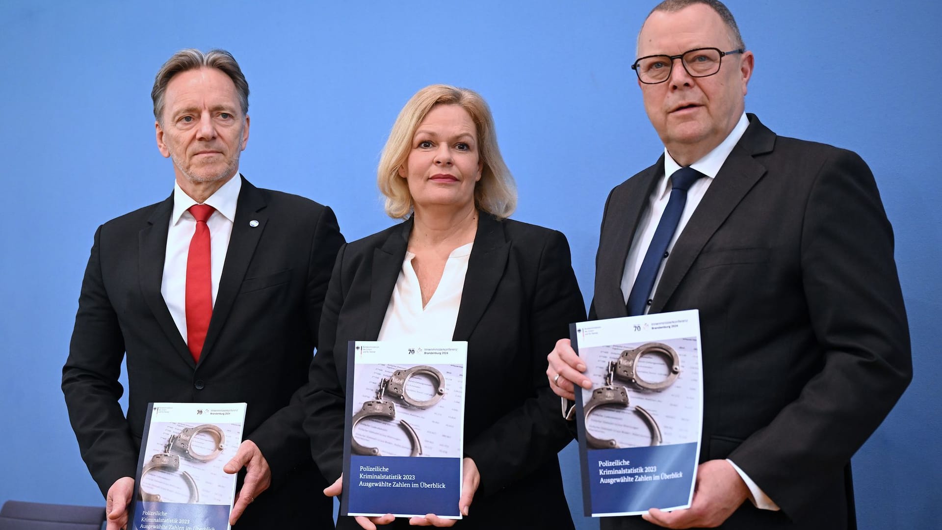 Nancy Faeser (m.), Michael Stübgen (r.) und Holger Münch präsentieren die Polizeiliche Kriminalstatistik 2023.