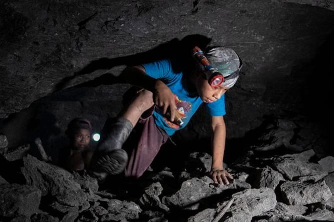 Ein 11-jähriger Junge arbeitet in einer Bernsteinmine im mexikanischen Bundesstaat Chiapas: Das Lieferkettengesetz soll ein Instrument gegen Kinderarbeit liefern.