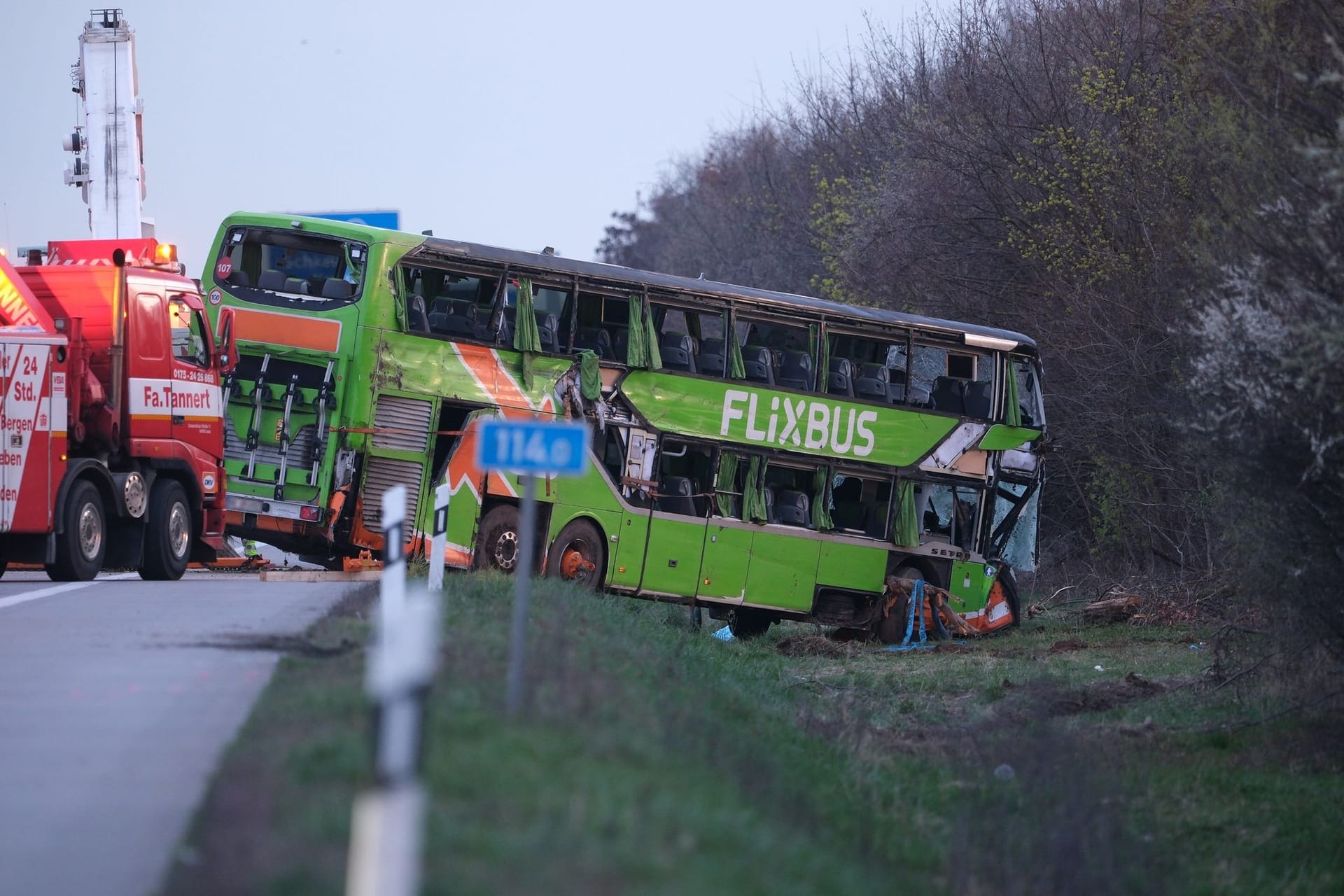 Unfall mit Reisebus auf A9 bei Leipzig