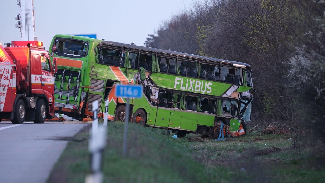 Unfall mit Reisebus auf A9 bei Leipzig