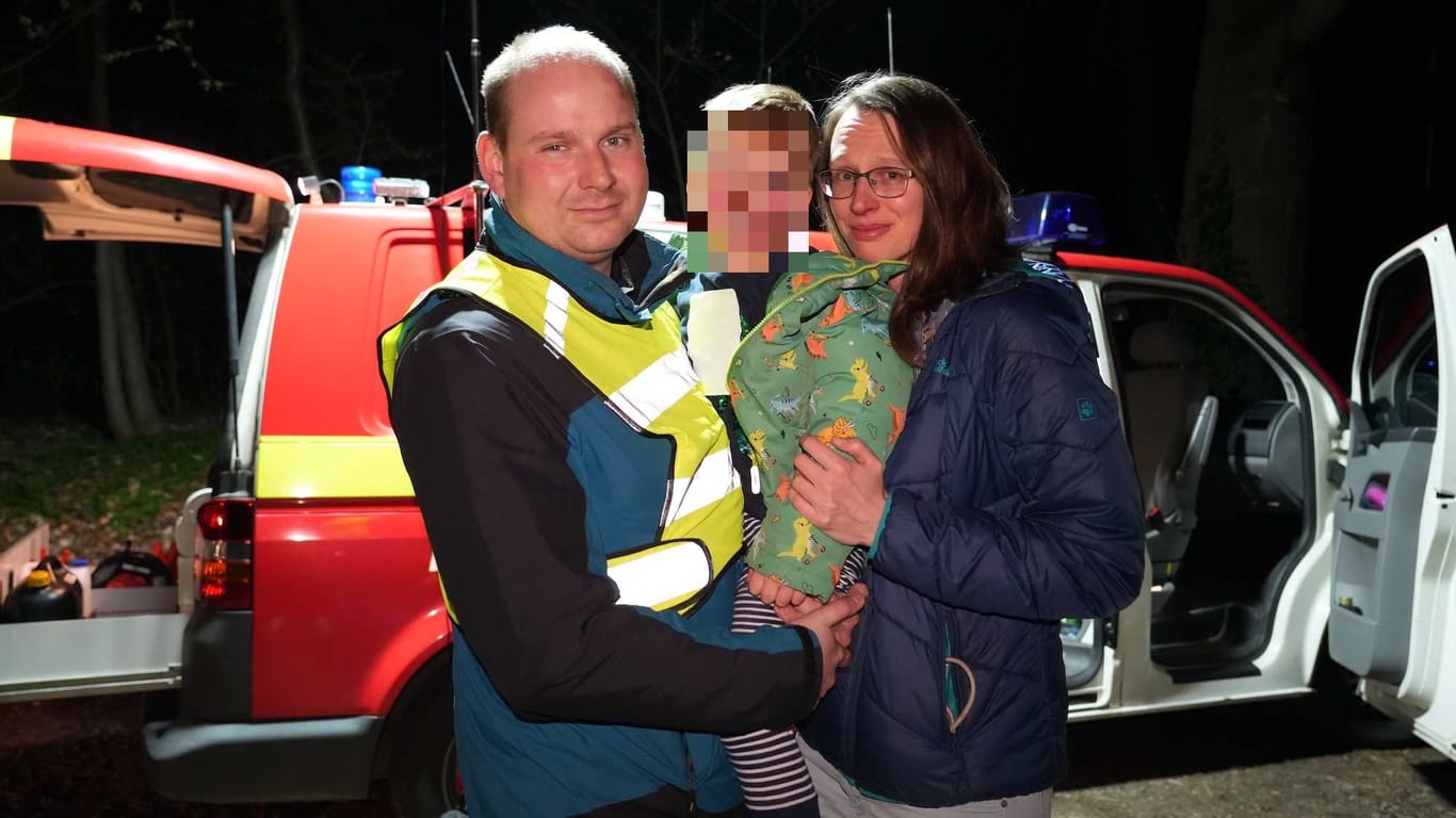 Die Eltern können ihren fünfjährigen Sohn endlich wieder in die Arme schließen: Neun Stunden suchten Rettungskräfte nach dem Jungen, der bei einem Osterausflug verloren gegangen ist.