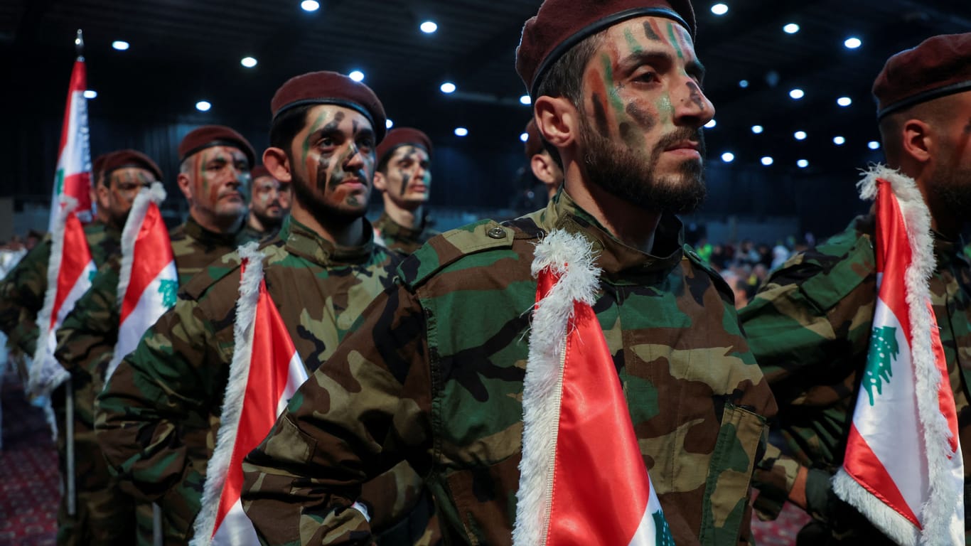 Kämpfer der radikalislamischen Hisbollah bei einer Parade am al-Quds-Tag 2024 in Beirut.