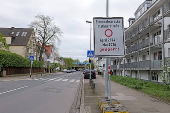 Schilder weisen auf die Sperrung hin: Die Plathnerstraße in Hannover wird wegen Bauarbeiten an der Eisenbahnbrücke für zwei Jahre voll gesperrt.
