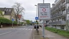 Schilder weisen auf die Sperrung hin: Die Plathnerstraße in Hannover wird wegen Bauarbeiten an der Eisenbahnbrücke für zwei Jahre voll gesperrt.