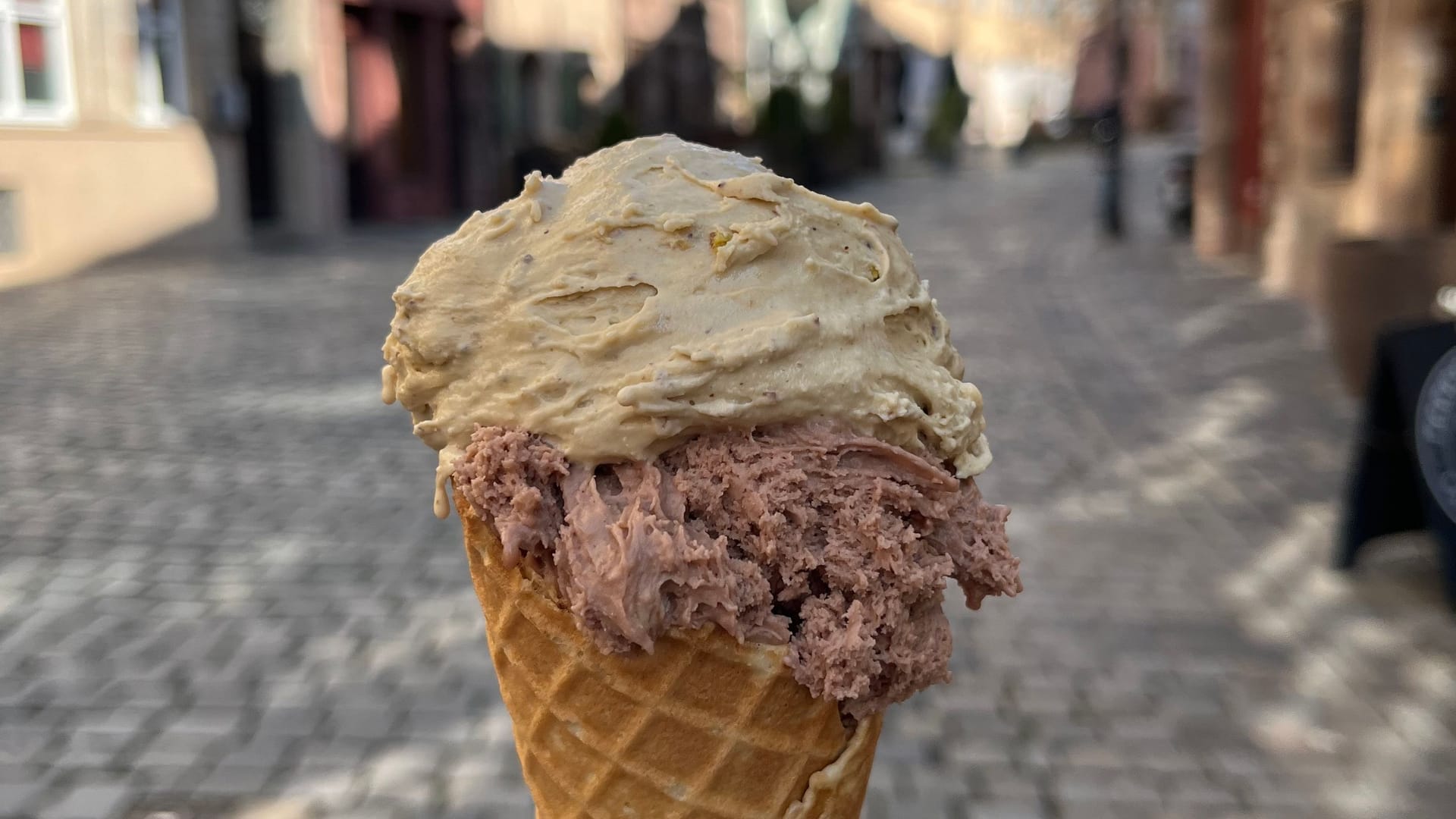 Eis von der "Kleinen Eismanufaktur" in der Weißgerbergasse: Die Straße ist eine der schönsten in der Nürnberger Altstadt.