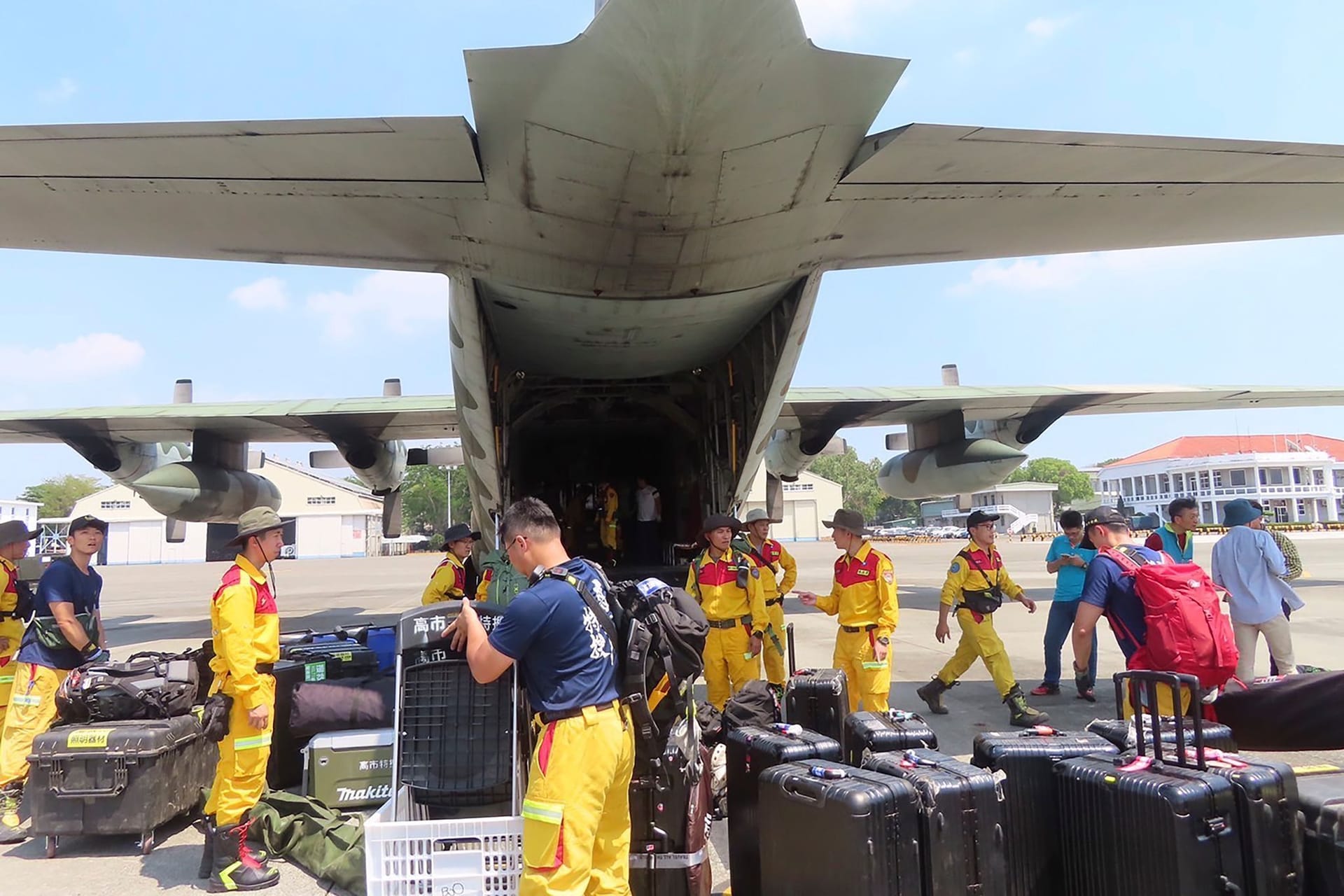 Rettungskräfte machen sich für einen Einsatz nach dem schweren Erdbeben in Taiwan bereit.