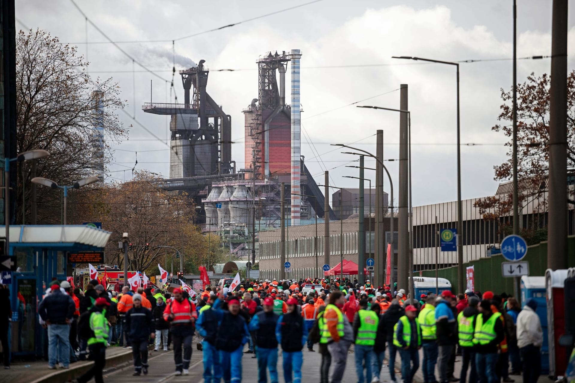 Gewerkschafter demonstrieren vor Stahlwerk in Duisburg