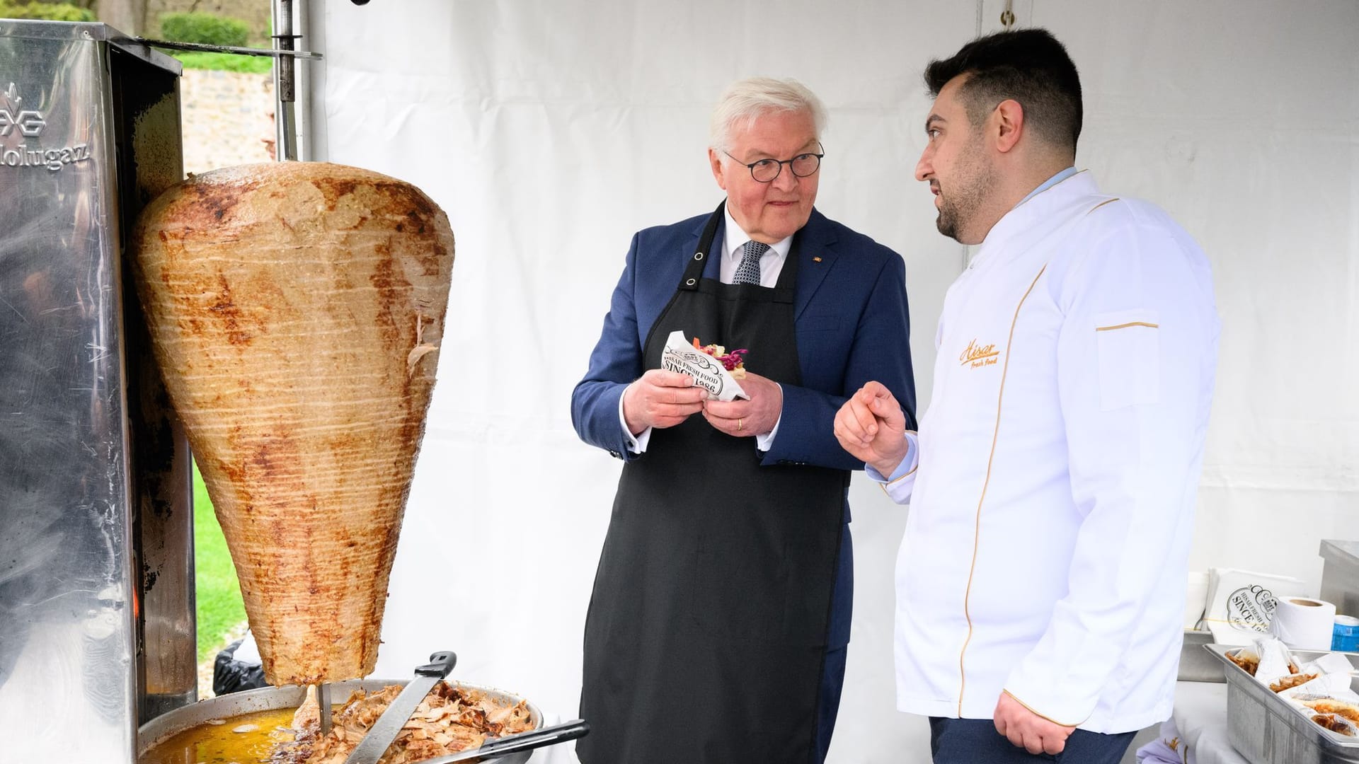 Istanbul: Bundespräsident Frank-Walter Steinmeier (l) hält neben dem Berliner Gastronom Arif Keles bei einem Empfang des Bundespräsidenten im Garten der historischen Sommerresidenz des deutschen Botschafters einen Döner, den er zuvor vom Spieß geschnitten hat.