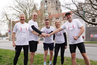 Die Staffel "#hannoverwaltung läuft": Lars Baumann, Melanie Botzki, Thorsten Schnalle, Belit Onay und Thomas Vielhaber (von rechts nach links) sowie Dirk Störmer (nicht auf dem Bild) treten beim Marathon an.