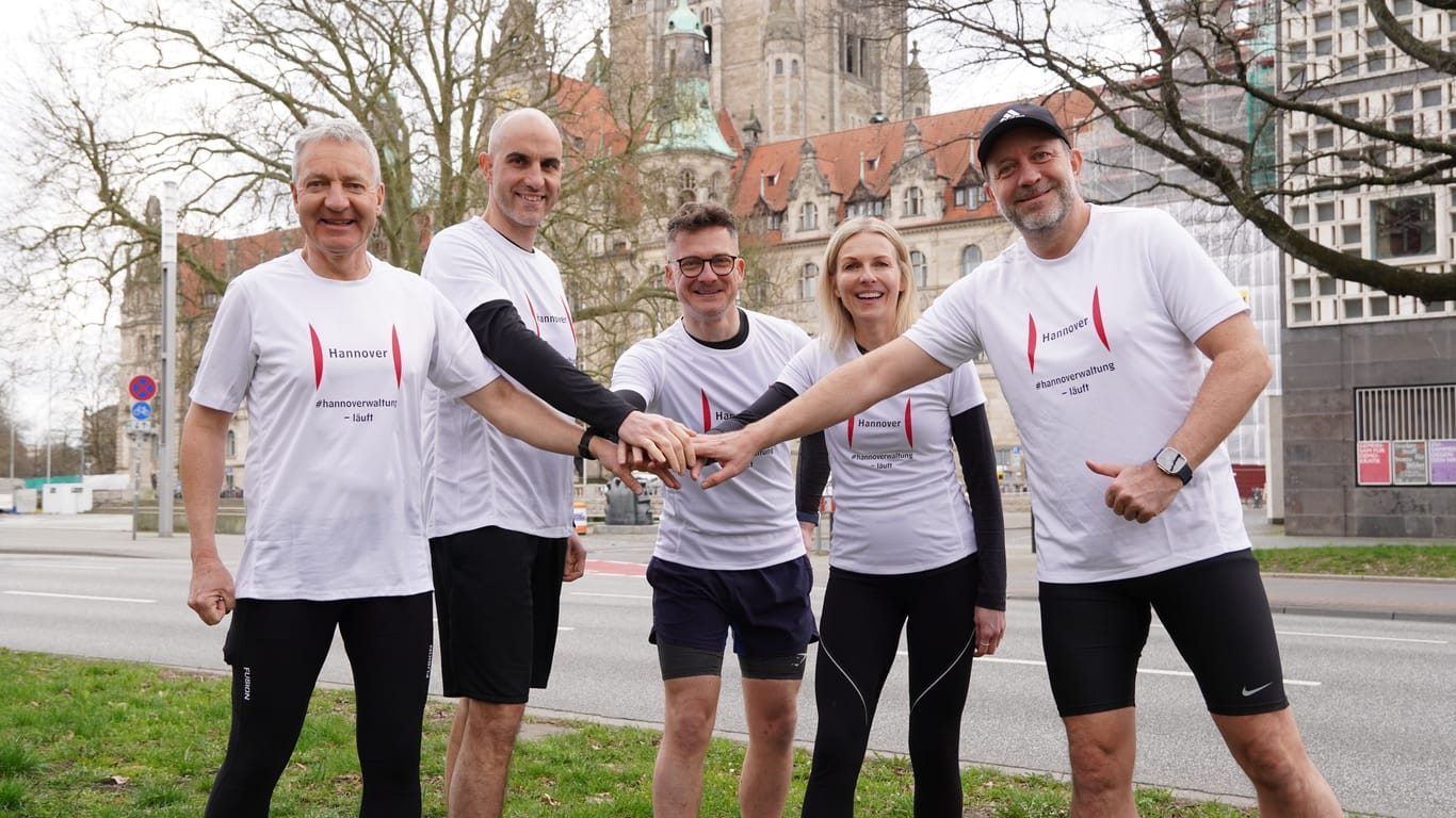 Die Staffel "#hannoverwaltung läuft": Lars Baumann, Melanie Botzki, Thorsten Schnalle, Belit Onay und Thomas Vielhaber (von rechts nach links) sowie Dirk Störmer (nicht auf dem Bild) treten beim Marathon an.