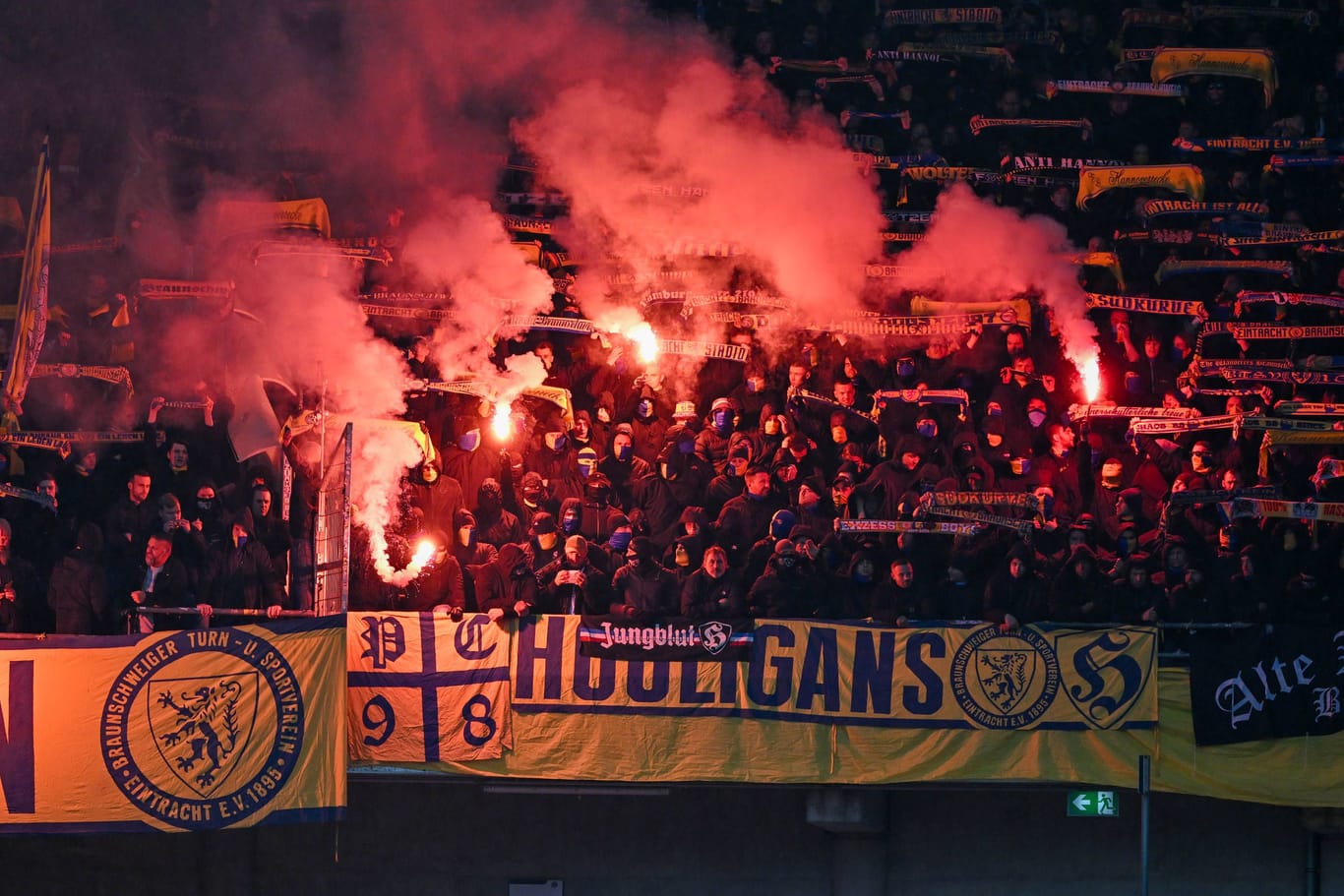 Ultras von Braunschweig zünden bengalische Feuer im Gästeblock von Hannover 96. Im Spiel am 5. November 2023 kam es laut Polizei zu wiederholten Gewaltausbrüchen beider Fanlager.