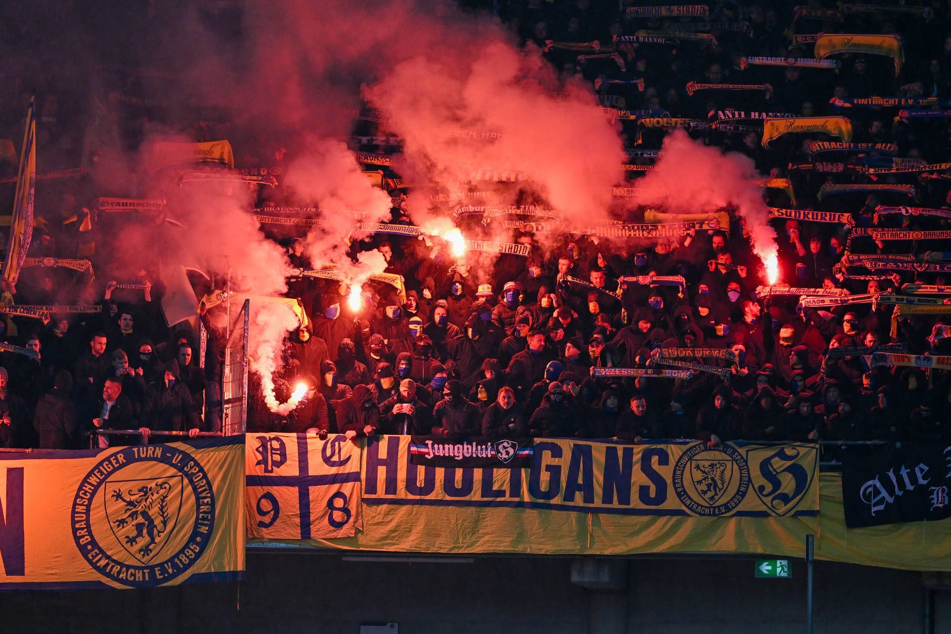 Ultras von Braunschweig zünden bengalische Feuer im Gästeblock von Hannover 96. Im Spiel am 5. November 2023 kam es laut Polizei zu wiederholten Gewaltausbrüchen beider Fanlager.