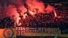 Ultras von Braunschweig zünden bengalische Feuer im Gästeblock von Hannover 96. Im Spiel am 5. November 2023 kam es laut Polizei zu wiederholten Gewaltausbrüchen beider Fanlager.