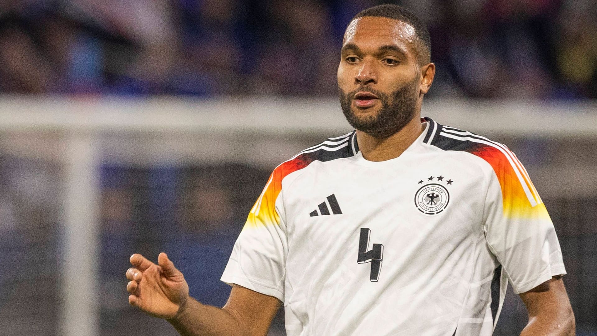 Jonathan Tah: Der Nationalspieler trägt beim DFB die Rückennummer 4. Die 44 können Fans nun nicht mehr kaufen.