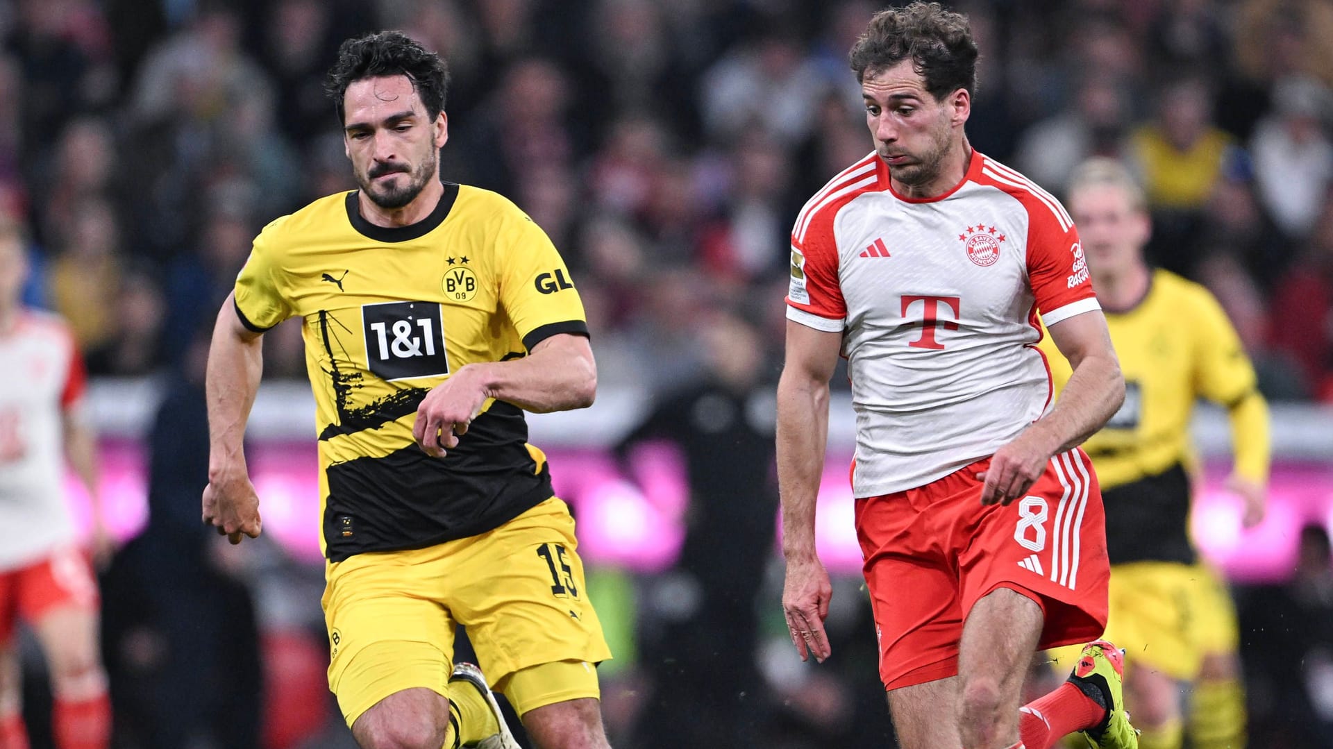 Mats Hummels (l.) im Laufduell mit Leon Goretzka: Beide Nationalspieler stehen mit ihren Teams im Halbfinale der Champions League.