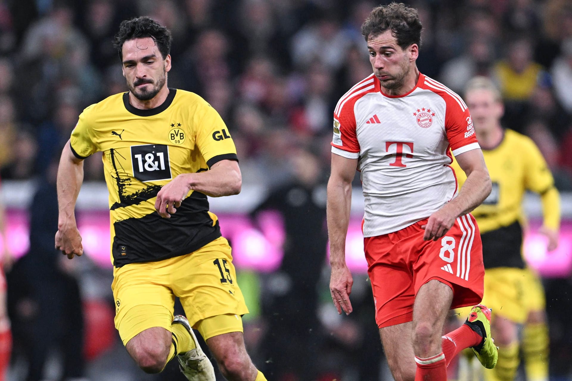 Mats Hummels (l.) im Laufduell mit Leon Goretzka: Beide Nationalspieler stehen mit ihren Teams im Halbfinale der Champions League.