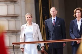Herzogin Sophie und Prinz Edward bei einem Auftritt im Buckingham Palast in London (Archivbild).