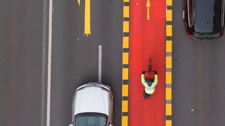 Autos an der Elbbrücke Blaues Wunder an einem rot markierten Radweg: Der Radfahrstreifen ist Teil eines Versuchs der Stadtverwaltung.