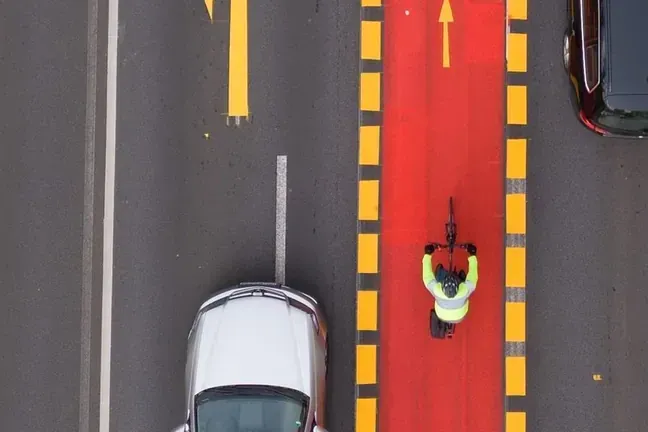 Autos an der Elbbrücke Blaues Wunder an einem rot markierten Radweg: Der Radfahrstreifen ist Teil eines Versuchs der Stadtverwaltung.