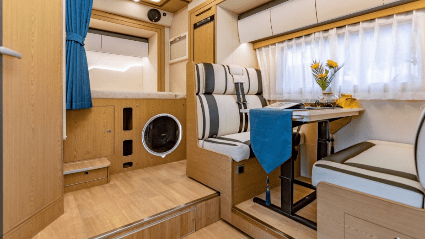 Sogar mit Waschmaschine: Trotz kompakter Länge haben die Wohnmobile viel Komfortausstattung an Bord.