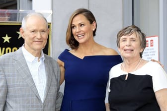 Jennifer Garner mit ihren Eltern William John und Patricia Ann Garner: Die Familie betrauert einen Verlust.