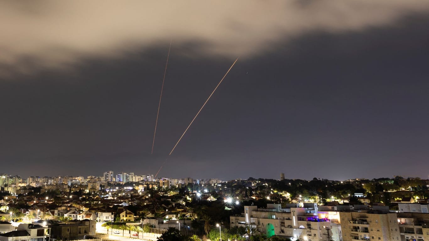 Abwehrsysteme feuern in Israel nach dem iranischen Angriff mit Raketen und Drohnen.