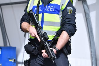 Ein Polizist im Einsatz (Symbolbild): Ist Deutschland unsicherer geworden – oder spiegeln die Zahlen ein falsches Bild wider?