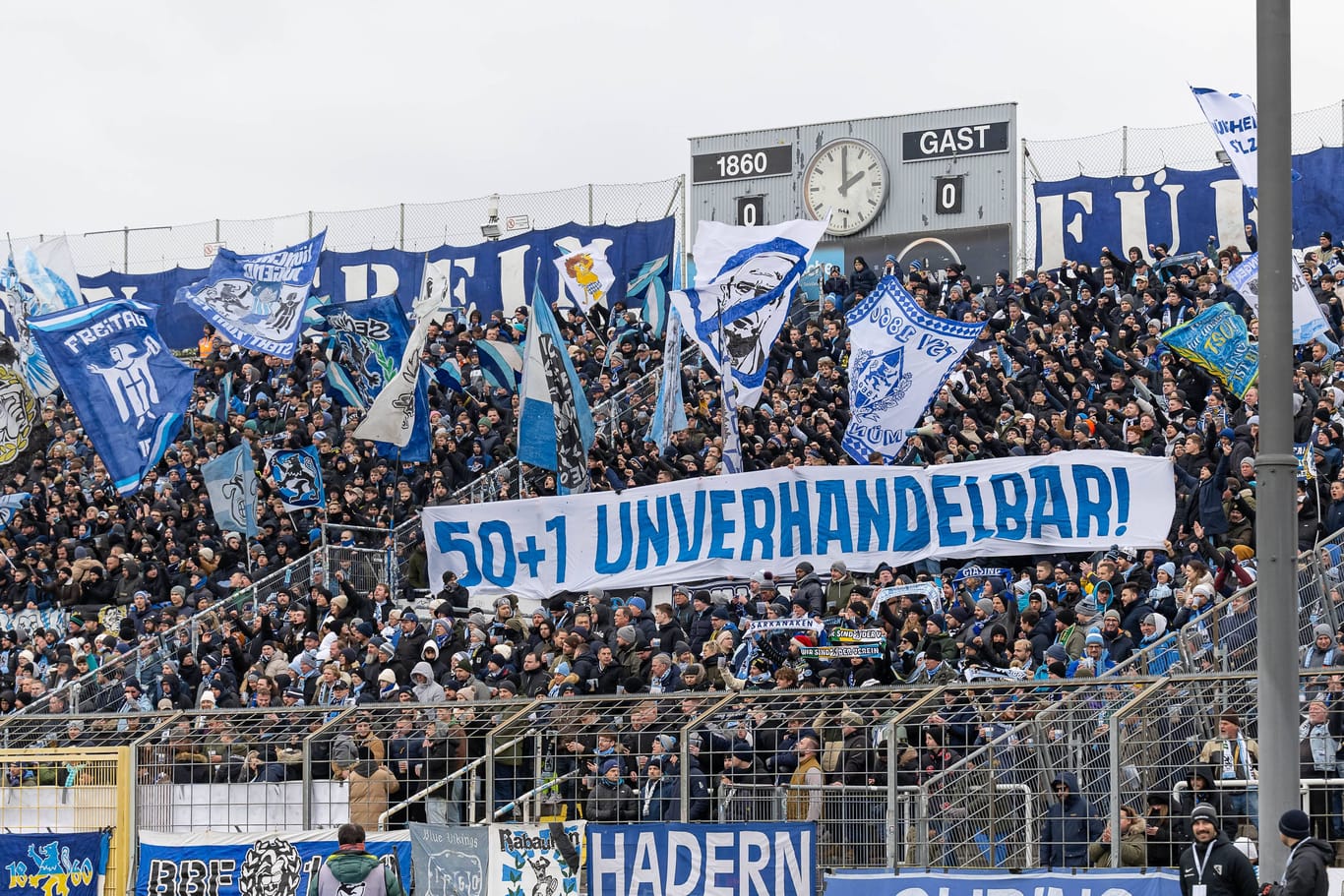 "Löwen"-Fans präsentieren in der Westkurve ein Banner mit der Aufschrift "50+1 unverhandelbar".