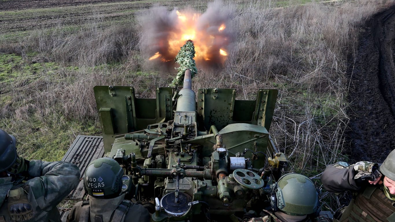 Russische Soldaten feuern aus einem Geschütz (Archivbild): Das ISW rechnet damit, dass Russland derzeit einen taktischen Vorteil ausnutzt, weil die Ukraine auf Waffen wartet.