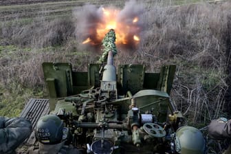 Russische Soldaten feuern aus einem Geschütz (Archivbild): Das ISW rechnet damit, dass Russland derzeit einen taktischen Vorteil ausnutzt, weil die Ukraine auf Waffen wartet.