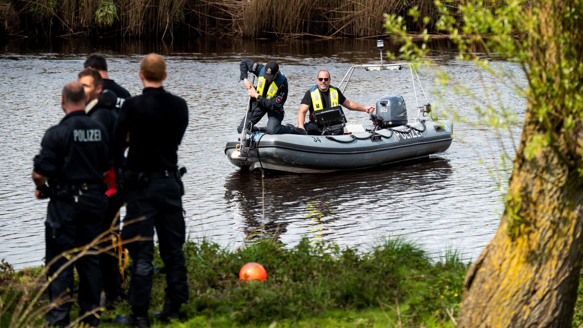 Ein Sonarboot der Polizei fährt während der Suche nach Arian auf der Oste: Die aktive Suche wird am Dienstag eingestellt.