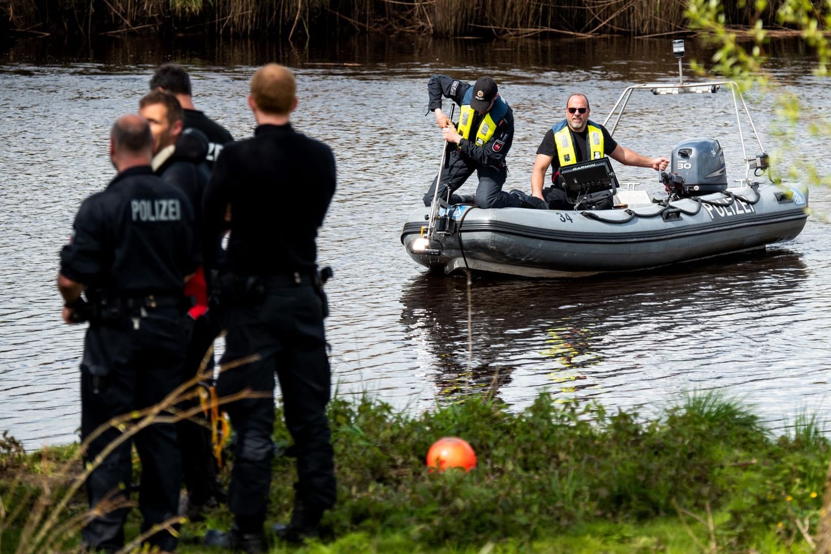 Ein Sonarboot der Polizei fährt während der Suche nach Arian auf der Oste: Die aktive Suche wird am Dienstag eingestellt.