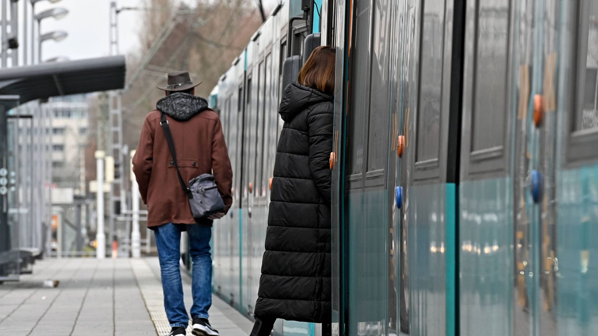 Reisende an der Frankfurter U-Bahn: Eine wochenlange Streckensperrung steht bevor.