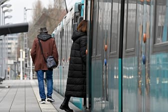 Reisende an der Frankfurter U-Bahn: Eine wochenlange Streckensperrung steht bevor.