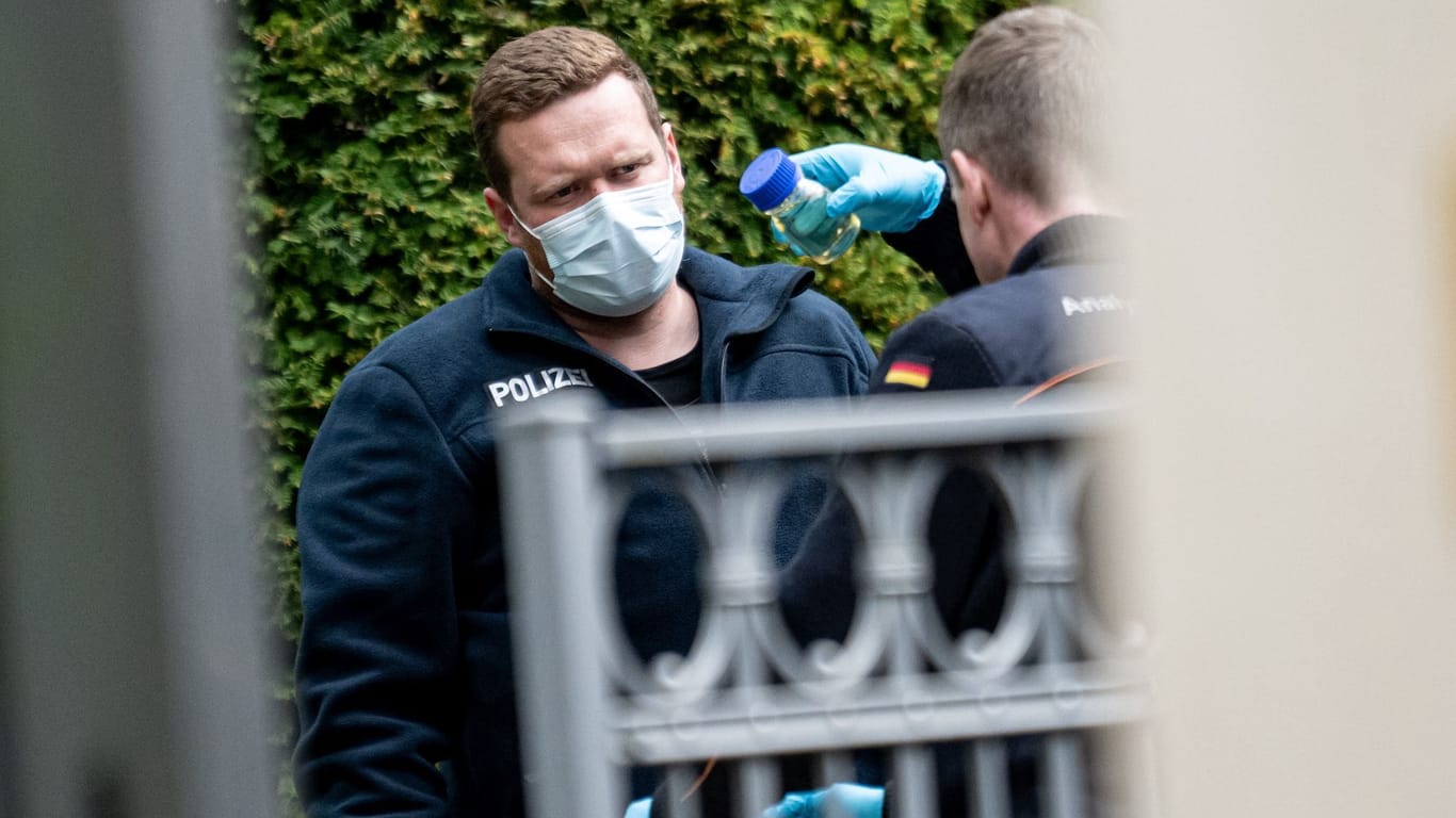 Beamten der Berliner Polizei suchen auf dem Grundstück eines Hauses an der Königsallee nach Spuren.