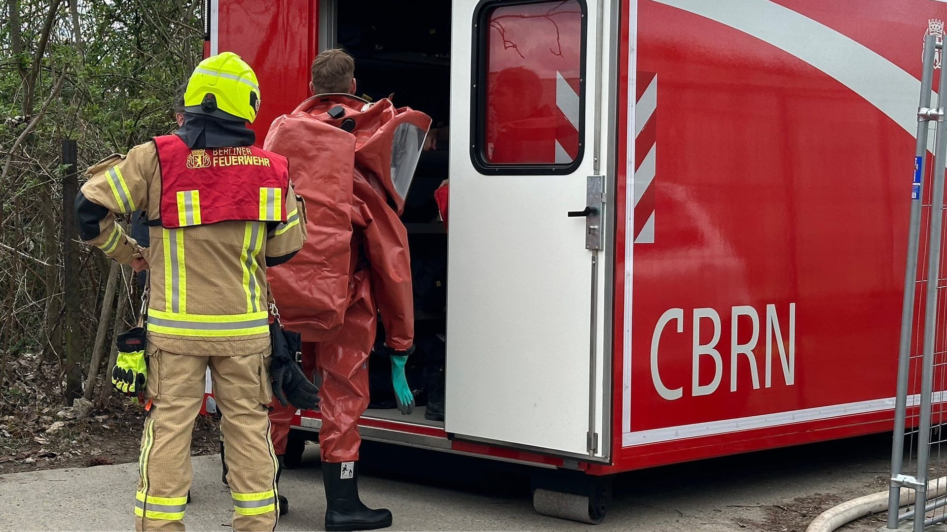 Berliner Feuerwehrleute bei einem Gefahrguteinsatz in Berlin am 02. April 2024 Berliner Feuerwehrleute bei einem Gefahrguteinsatz in Berlin am 02. April 2024