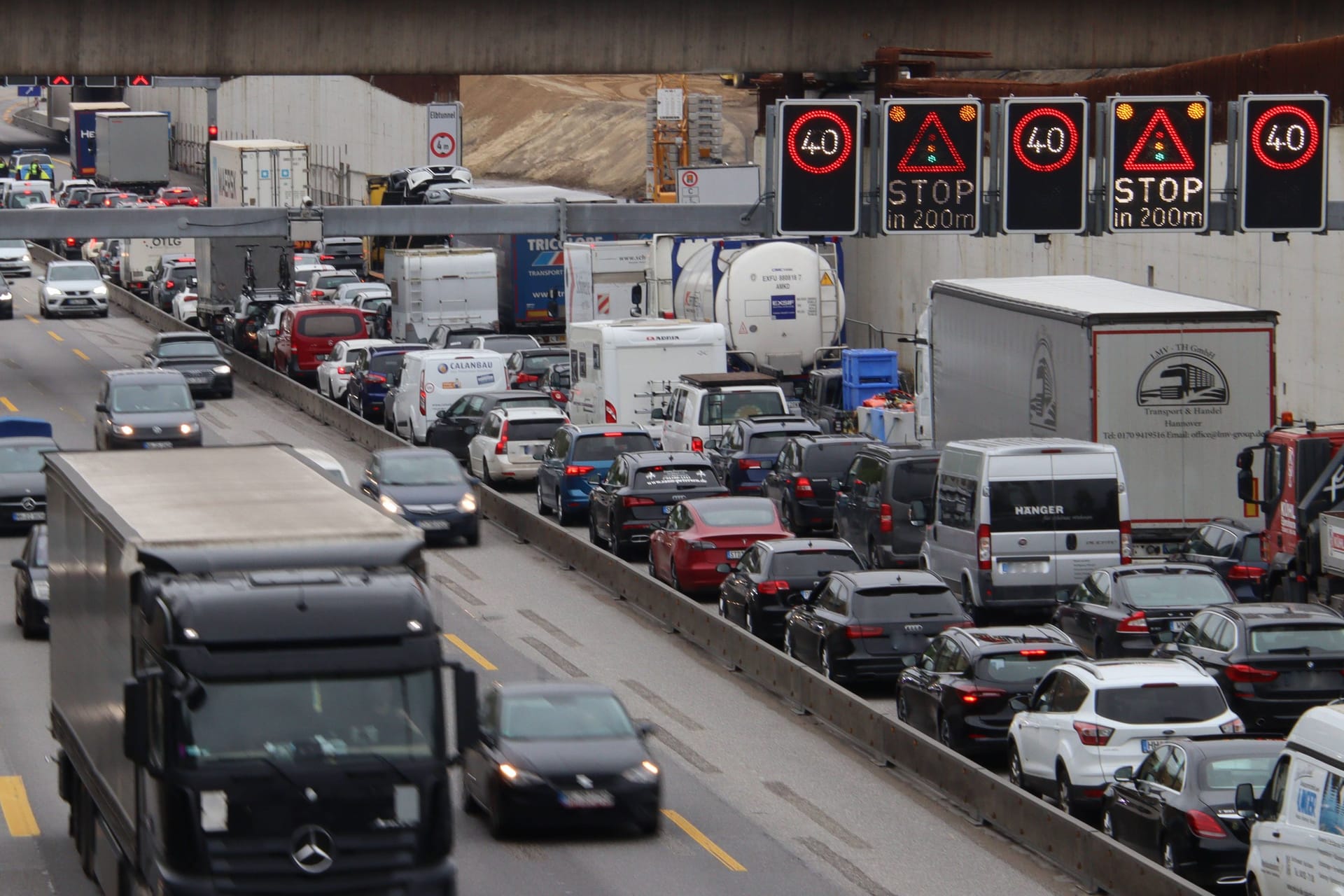 Autos fahren auf der A7 (Symbolbild): Asphaltarbeiten sorgten für eine Sperrung bei Seevetal.