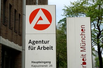 Die Agentur für Arbeit in München (Archivbild): Der Rückgang der Arbeitslosenquote lässt sich saisonal begründen.